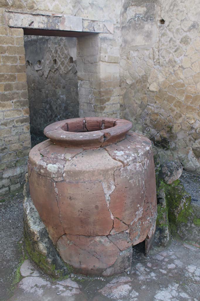 Ins. Orientalis II.5, Herculaneum. March 2014. Looking south-east towards dolium.
Foto Annette Haug, ERC Grant 681269 DÉCOR